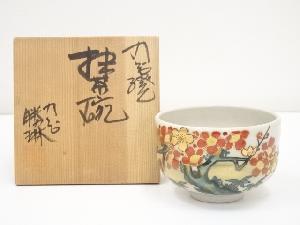 九谷焼　勝琳造　色絵梅茶碗（共箱）